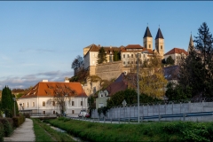Vár