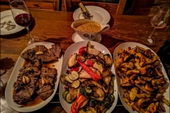 Steak, grillezett zöldség, steak burgonya