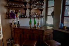 Előtte whisky, a rendberakott bárpultnál
